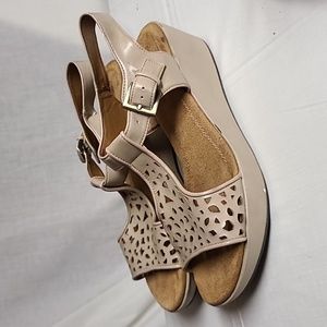 Eyeletted Boho T-strap Buckle Wedge Sandals Beige Natural Soul Naturalizer 9M